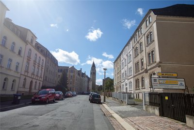 Vom ersten Haus rechts geht die Taubenplage aus. Im Hintergrund ist die Markuskirche an der Morgenbergstraße zu sehen.