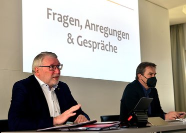Landrat Matthias Damm (l.) und der Mittweidaer OB Ralf Schreiber haben sich am Donnerstag im Rathaussaal die Probleme und Sorgen der Händler mit den Folgen des Lockdowns gewidmet. 