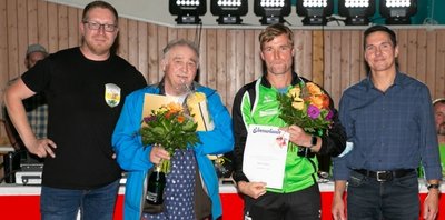 Wilfried Richter (2. v. l.) erhielt die Ehrenplakette des Landessportbundes Sachsen, Björn Lehnert (3. v. l.) die Ehrennadel des Ringerverbandes Sachsen in Silber. Den beiden Vertretern des RSK Gelenau gratulierten Vereinschef Jens Fischer (l.) und Sören Ullrich vom Verband. 