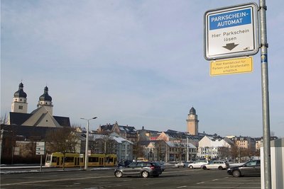 Viel Platz für den Neubau eines Zentrums für Deutsche Einheit und Europäische Transformation: Der Neustadtplatz in Plauen wird derzeit nur als Parkplatz genutzt. Er ist aber eine alte Kriegswunde und war früher bebaut. 