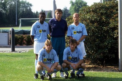 CFC-Trainer Hans Meyer im Sommer 1991 mit seinen Neuzugängen Ojokojo Torunarigha, Brian Bliss, Dirk Vollmar und Torsten Boer.
