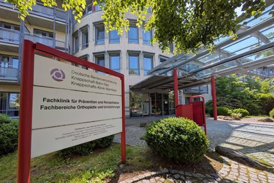 Die Knappschaftsklinik Warmbad ist in eine große Parkanlage eingebettet.
