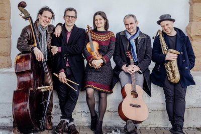 Die Band Julvisor spielt am Sonntagnachmittag auf Schloss Rochsburg.