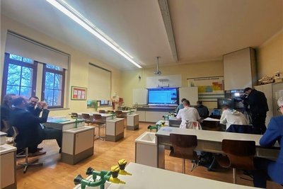Pilotprojekt zum Hybridunterricht: Elftklässler des Friedrich-Schleiermacher-Gymnasiums in Niesky sind jede Woche via Bildschirm mit einem Physiklehrer vom Joliot-Curie-Gymnasium in Görlitz verbunden - so wie hier beim Besuch von Kultusminister Christian Piwarz (CDU) im November 2022.