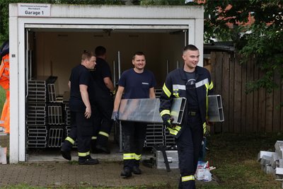 Seit Donnerstag wird der Hochwasserschutz entlang des Zwickauer Moritzbaches montiert. Eingelagertsind die dafür benötigten Elemente in Garagen in der Nähe.
