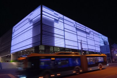 Die Medienwand des Hauptbahnhofes ist in das Projekt einbezogen.