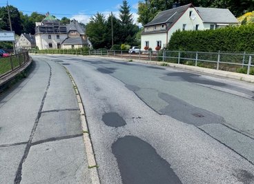 Die Hauptstraße in Gornsdorf ist in einem erbärmlichen Zustand. Wann sie grundhaft saniert wird, weiß niemand. 