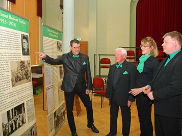 Stefan Hoffmann, Gottfried Wolf, Ines Liebernickel und Michael Pauser (von links) diskutieren über einen Teil der Ausstellung zur Geschichte des Gesangsvereins von Langenbernsdorf. 