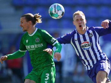             Hannovers Niklas Hult und Aues Florian Krüger (l-r.) am Ball.