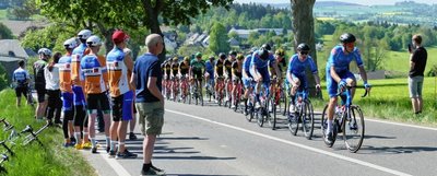 Aus der Rolle der Zuschauer schlüpfen die Radsportler des RSV 54 Venusberg nun in die der Veranstalter. Nachdem sie Mitte Mai bei der Erzgebirgsrundfahrt nahe Waldkirchen noch am Streckenrand gestanden hatten (Foto), richten sie am Montag fast an gleicher Stelle die offenen Landesmeisterschaften im Bergfahren aus.