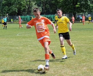 Im Kreispokalfinale der C-Junioren setzte sich die VSG Westsachsen Fraureuth-Ruppertsgrün mit Ben Gläser (vorn) 2:0 gegen den SV Planitz (im Bild: Denny Pötzl) durch. 