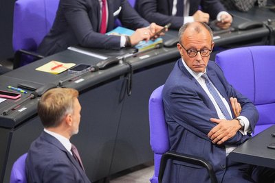 Kommen sie zusammen? FDP-Chef Christian Lindner (links) versucht derzeit, die Aufmerksamkeit von Unionskanzlerkandidat Friedrich Merz zu gewinnen.