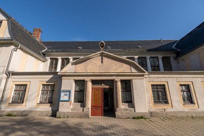 Der Bahnhof vor der Sanierung: Über dem Eingangsbereich soll der Schriftzug „Kulturbahnhof“ entstehen.