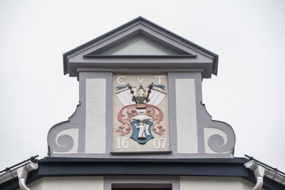 Das Gebäude Schönheider Straße 2 in Eibenstock, in dem sich die podologische Praxis befindet, dürfte zu den ältesten in der Bergstadt gehören, wie am Giebel zu lesen ist. Es gehört Karsten Pawolek aus Schwarzenberg.