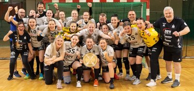 Da ist das Ding: Die Meisterschale, die Kapitänin Isa-Sophia Rösike in die Kamera hält, war eine Teamleistung auf und neben dem Parkett. 