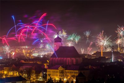 Untermalt wurde das Feuerwerk in Marienberg vom Geläut der Bergkirche St. Marien.