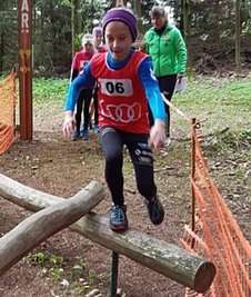 Der Steinkuppencrosslauf bietet viele Hindernisse. Zum Beispiel müssen die Starter über Holzbalken springen und balancieren. 