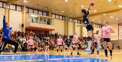 Nicht nur die guten Leistungen von Ema Hrvatin (am Ball) stimmen Jenny Choinowski optimistisch für den weiteren Saisonverlauf. Foto: Marko Unger