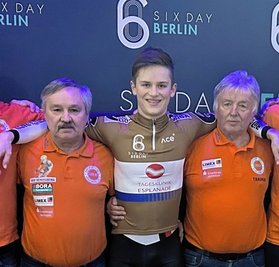 RSV-Vorstandsmitglied Siegfried Hein (l.) und Trainer Klaus Fischer (r.) freuten sich in Berlin für und mit Colin Rudolph. 