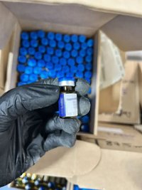 Ein griechischer Polizist zeigt illegal angefertigte Medikamente.