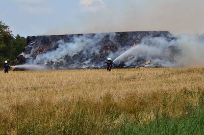Auf einer Fläche von 200 Quadratmetern standen 100 Hektar gepresstes Stroh in Flammen.