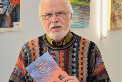 Joachim Krause mit der neuen Auflage von "Am Abend mancher Tage".