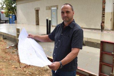 Architekt Jens Taubert, hier 2025 in Oelsnitz, plant die Neugestaltung am Markt in Adorf.