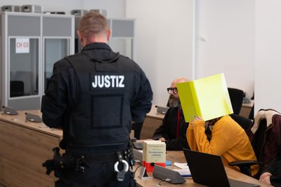 Susann E., die Vertraute der NSU-Terroristin Beate Zschäpe im Zwickauer Untergrund, (Foto vom ersten Prozesstag) ist unter anderem wegen Beihilfe zum letzten Bankraub angeklagt.