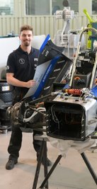  Max Reichert zeigt in der Werkstatt in der Cotta-Straße einen Seitenflügel.