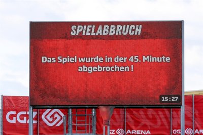 Die Anzeigetafel in der GGZ-Arena zeigt den Spielabbruch an. Das Spiel wurde 2:0 für Essen gewertet.