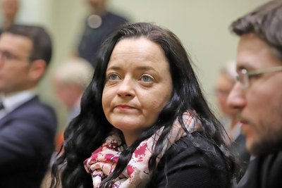 Beate Zschäpe mit ihrem Anwalt Mathias Grasel im Münchner NSU-Prozess während der Plädoyerphase. Seither hat die Rechtsterroristin sich äußerlich kaum verändert. Fast genauso saß sie am Mittwoch als Zeugin im Dresdner NSU-Prozess, neben sich Grasel als Zeugenbeistand.