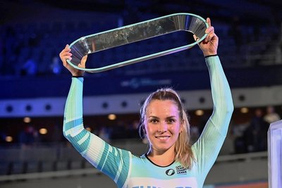 Sprinterin Emma Hinze aus Cottbus mit dem Pokal der Gesamtsiegerin. 