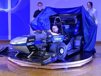 Am Freitagabend wurde das neue Fahrzeug in der Alten Mensa durch Fahrer Juel Kassou, Svenja Linke und Dominik Kögler präsentiert. 