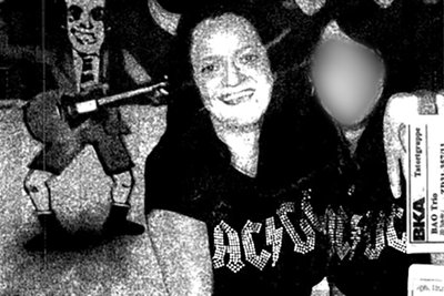 Beate Zschäpe (links) mit Susann E. im Zwickauer Untergrund. Das AC/DC-Fan-Shirt macht mit seinem zackigen Blitz-S-Logo zumindest im Doppelpack ganz beiläufig noch ein Bekenntnis ganz anderer Art möglich.