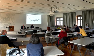 Im Saal des Mittweidaer Rathauses haben sich am Donnerstag Mittweidaer Einzelhändler mit Landrat Matthias Damm und OB Ralf Schreibergetroffen. 