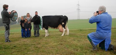 Familienbild mit Rekord-Kuh: Die Rabes aus Niederfrohna bekommen für ihre zwölfjährige Gerda eine Auszeichnung, weil das Tier bisher bereits mehr als 100.000 Liter Milch gegeben hat - und das nach derzeitigem Gesundheitszustand noch eine Weile tut.
