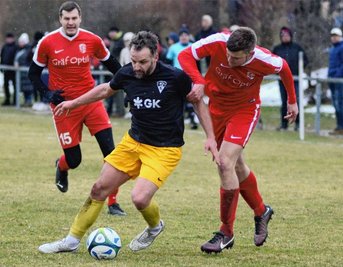 Mit über 300 Spielen in der Regionalliga und 33 Drittliga-Partien ist Marcel Schlosser (schwarzes Trikot) das bekannteste Gesicht in der Vogtlandliga. Er freut sich auf das absolute Spitzenspiel zwischen seinem VfB Schöneck und dem SC Syrau. 