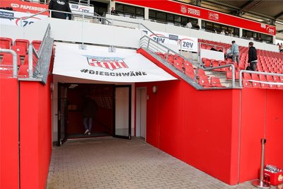 Der Spielertunnel. Von der Traverse aus schüttete das Ex-Präsidiumsmitglied dem Schiedsrichter das Bier ins Gesicht.