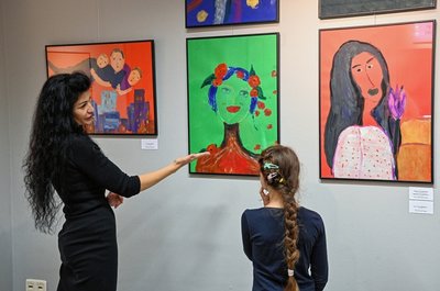 Das ukrainische Mädchen Melina ist neun Jahre alt und kommt aus Charkiw - hier im Bild mit Lehrerin Viktorria Karyzska-Katasonova.