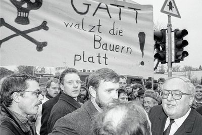 Freier Welthandel macht Druck auf lokale Produzenten: Das Gatt-Abkommen hatte daher global nicht nur Freunde. Immer wieder kam es zu Massenprotesten, wie hier 1992 von deutschen Bauern in Bonn. 