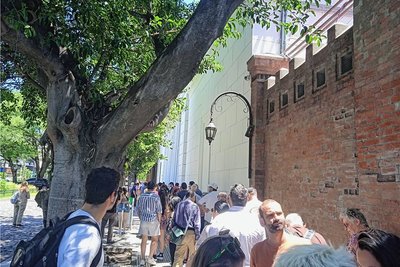 Vor dem Friedhof Recoleto warten die Menschen, um die Gräber berühmter Argentinier zu sehen. 
