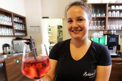 Jessy Harwardt vom Schloß-Café in Freiberg hat einen Lillet Berry gemixt.