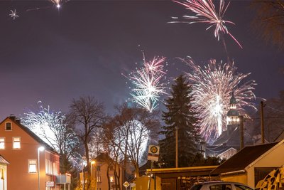 Im erzgebirgischen Sehmatal-Neudorf sorgten vor allem Feuerwerksbatterien für ein Himmelsspektakel.