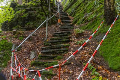 Mit Warnband ist der Aufstieg zur Bastei in Thum abgesperrt.