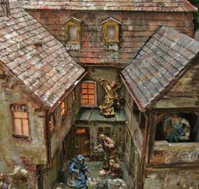 
              <p class="artikelinhalt">Eines der Objekte ist bereits fertig: Die Werdauer Krippe. Geschnitzt wurde diese von Norbert Kühnel aus Lindau. Der Künstler will bis Dezember neun weitere Häuser schaffen.  </p>
            