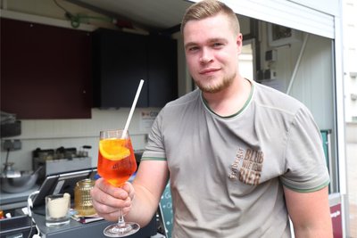 Den New Classic Aperol Spritz gibt es vor den Toren des Schlosses Freudenstein in Freiberg.