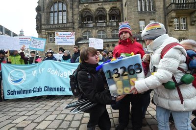 Vor dem Rathaus demonstrierten am Mittwoch Befürworter des Schwimmhallenprojekts.