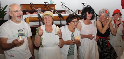 "Das Licht geht aus, wir gehen nach Haus!" Die Akteure des Langenreinsdorfer Esstheaters, Gustav (Reinhard Erdmann), Leni (Marion Fengler), Schwester Kati (Petra Erdmann), Otto (Jürgen Christer), Resi (Heidi Friedrich) und die Servicekraft (Gabi Christer, v. l.) nach dem Auftritt in Lauterbach.