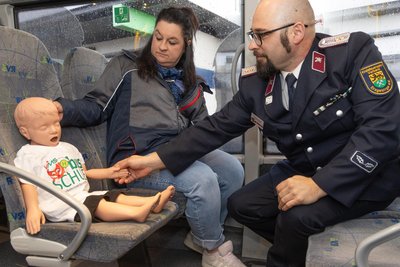 Busfahrerin Manja Kohl weiß aus eigener Erfahrung, wie wichtig das Projekt „Bus- und Bahnschule“ ist – hier mit Paul Schaarschmidt vom Kreisfeuerwehrverband und Übungspuppe Paul.