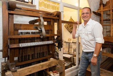Dank einer Schenkung ist nun eine wiederhergerichtete Jacquard-Maschine in der Posamentierstube des Turmmuseums Geyer zu sehen. Laut Leiter Lutz Röckert revolutionierte diese einst die Webtechnik.
